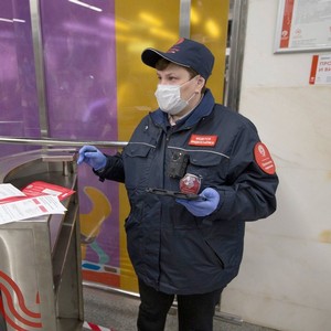В транспорте Москвы будут штрафовать пассажиров с приспущенной маской